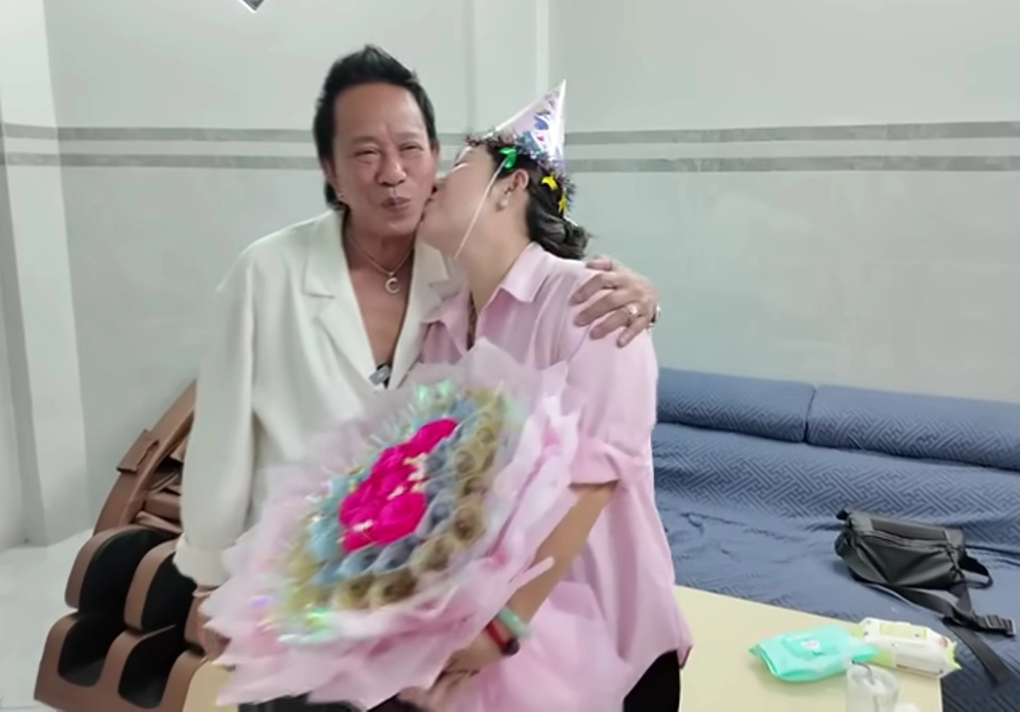 Chú tiểu trốn chùa đổi đời thành vua hài kiếm trăm cây vàng u70 sinh quý tử nhờ cưới vợ 3 kém gần 30 tuổi - 8
