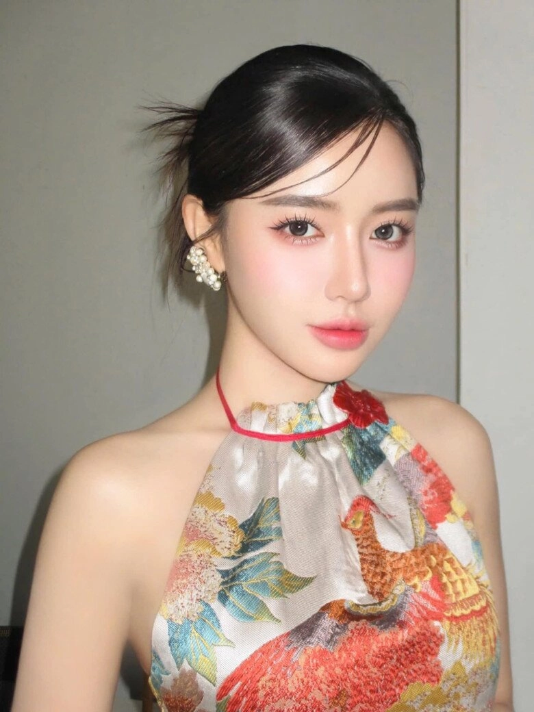 Có một hoa hậu chánh cung bằng tuổi bích phương nhưng diện mạo quá khác biệt - 1
