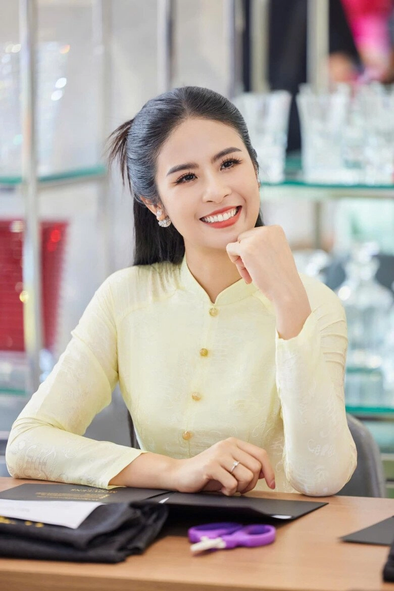 Có một hoa hậu chánh cung bằng tuổi bích phương nhưng diện mạo quá khác biệt - 5