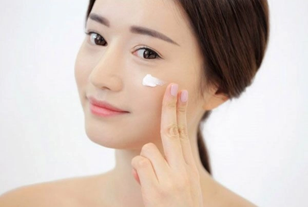 Có nên thoa kem chống nắng trong lòng bàn tay rồi xoa lên mặt hay không nắm 5 mẹo này làn da không bị phá huỷ collagen - 5