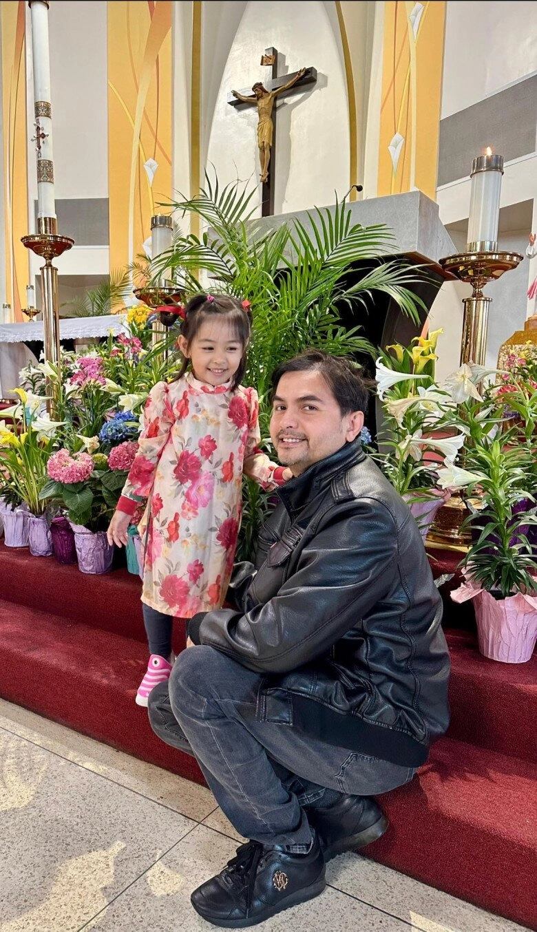 Cô ruột bên mỹ đến đám giỗ 1 năm ngày mất của đức tiến bình phương cùng con gái làm lễ cầu nguyện đơn giản cho chồng - 7