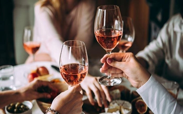 Còn 1 tuần nữa đến tết chị em nên tránh xa 6 món ngon càng ăn càng khiến da xấu nhăn nheo khó hồi phục - 1