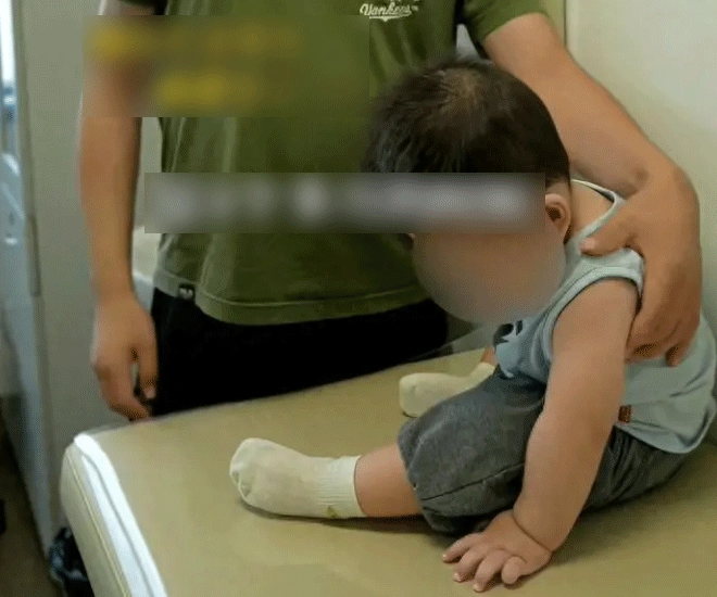 Con 1 tuổi bụ bẫm đáng yêu nhưng chưa thể ngồi bố mẹ đứng không vững khi nghe bác sĩ kết luận - 1