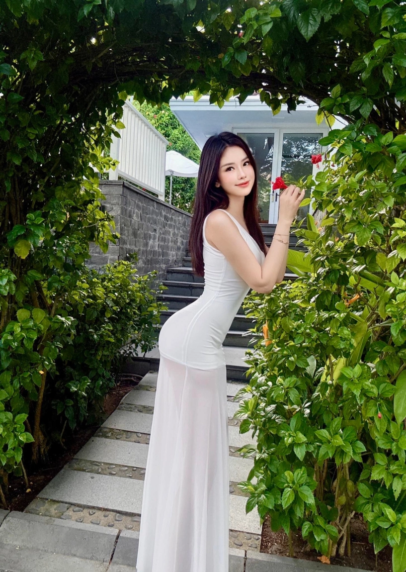 Con dâu tỷ phú hoàng kiều là mẹ 2 con vẫn sở hữu eo con kiến - 6
