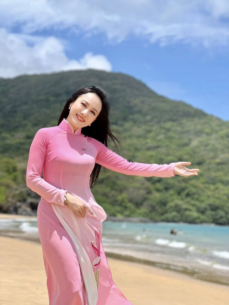 Con gái btv hoài anh khoe chân dài miên man trổ dáng thiếu nữ cực xinh nhờ nhặt nét của bố lẫn mẹ - 12