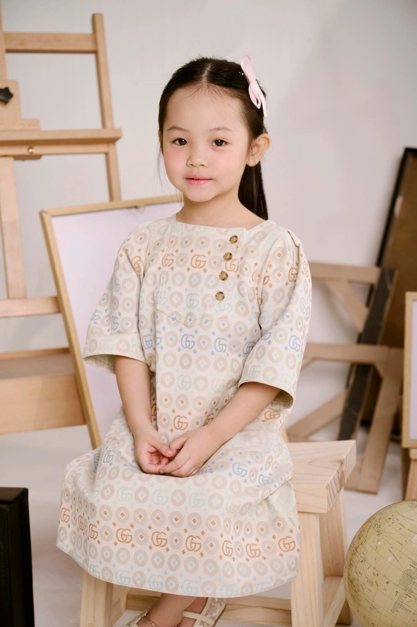 Con gái cường đô la trang điểm cực xinh chuẩn tiểu công chúa từng là bản sao của bố nay rõ nét giống mẹ - 6