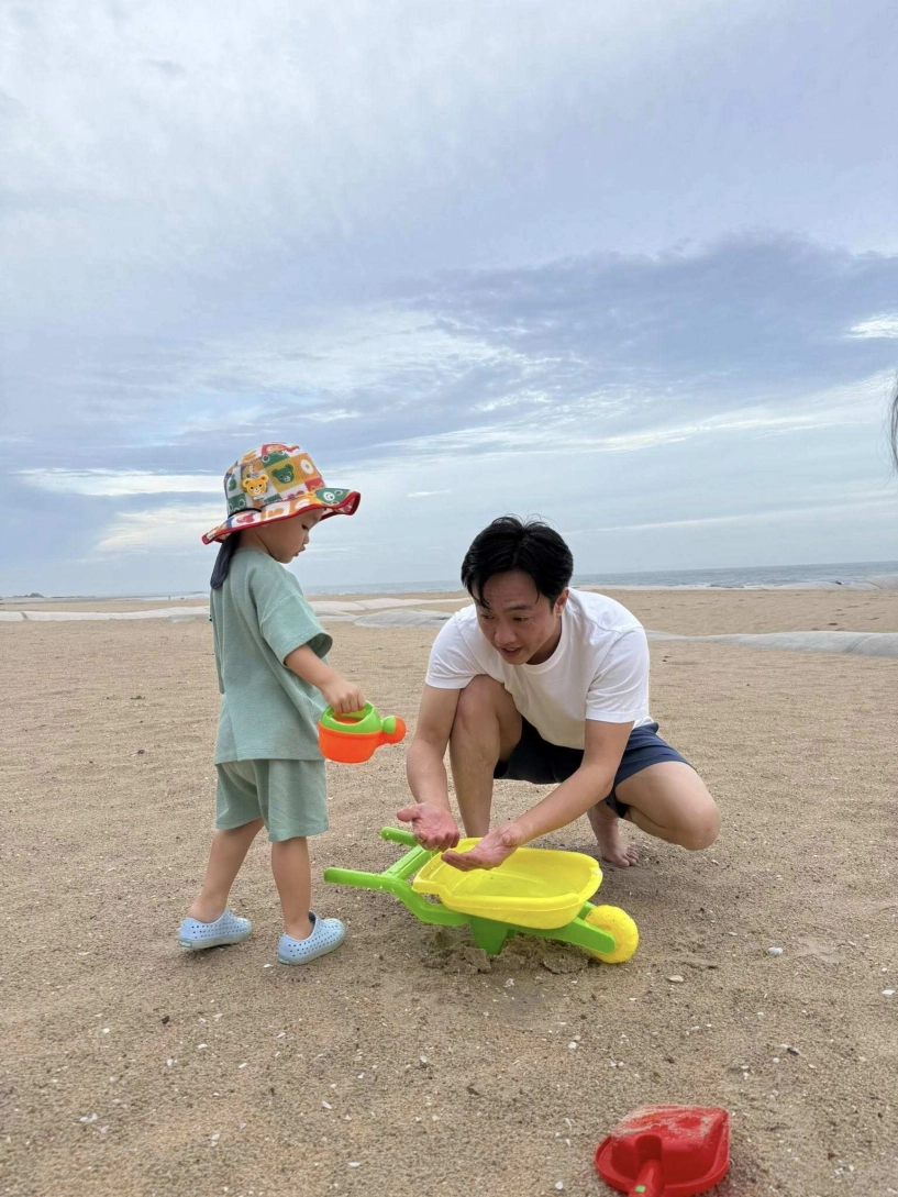 Con gái cường đô la trang điểm cực xinh chuẩn tiểu công chúa từng là bản sao của bố nay rõ nét giống mẹ - 9