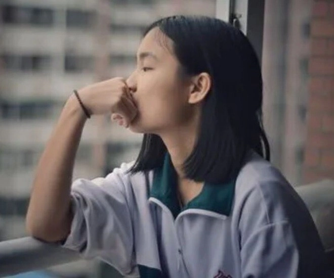Con gái dậy thì đêm nào cũng thức rất khuya mẹ lén nhìn qua khe cửa thì rụng rời chân tay - 1