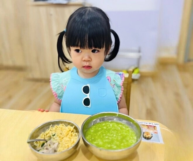 Con gái đỗ mỹ linh khó dỗ dành khiến mẹ đau đầu là tiểu thư cành vàng được bố chủ tịch đích thân đưa đón - 1