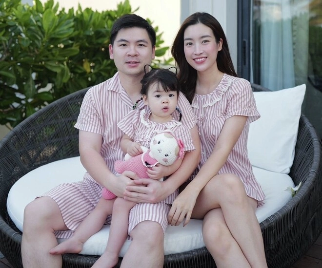 Con gái đỗ mỹ linh mới gần 2 tuổi đã được khen chuyên nghiệp hơn mẹ cháu cưng bầu hiển bị trêu vì nói nhiều - 1