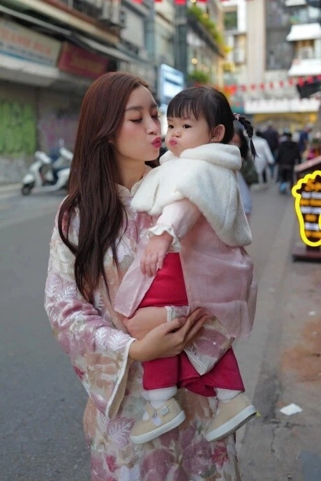 Con gái đỗ mỹ linh mới gần 2 tuổi đã được khen chuyên nghiệp hơn mẹ cháu cưng bầu hiển bị trêu vì nói nhiều - 8