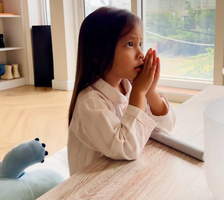 Con gái duy nhất của hồ ngọc hà được bố việt kiều đối xử như công chúa bồng bế ra tận xe đi hẹn hò riêng - 6
