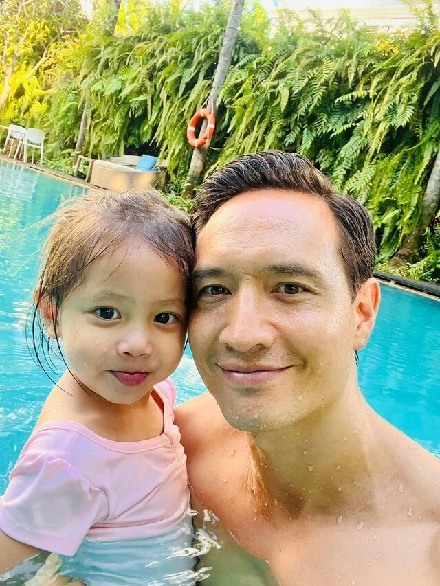 Con gái duy nhất của hồ ngọc hà được bố việt kiều đối xử như công chúa bồng bế ra tận xe đi hẹn hò riêng - 11