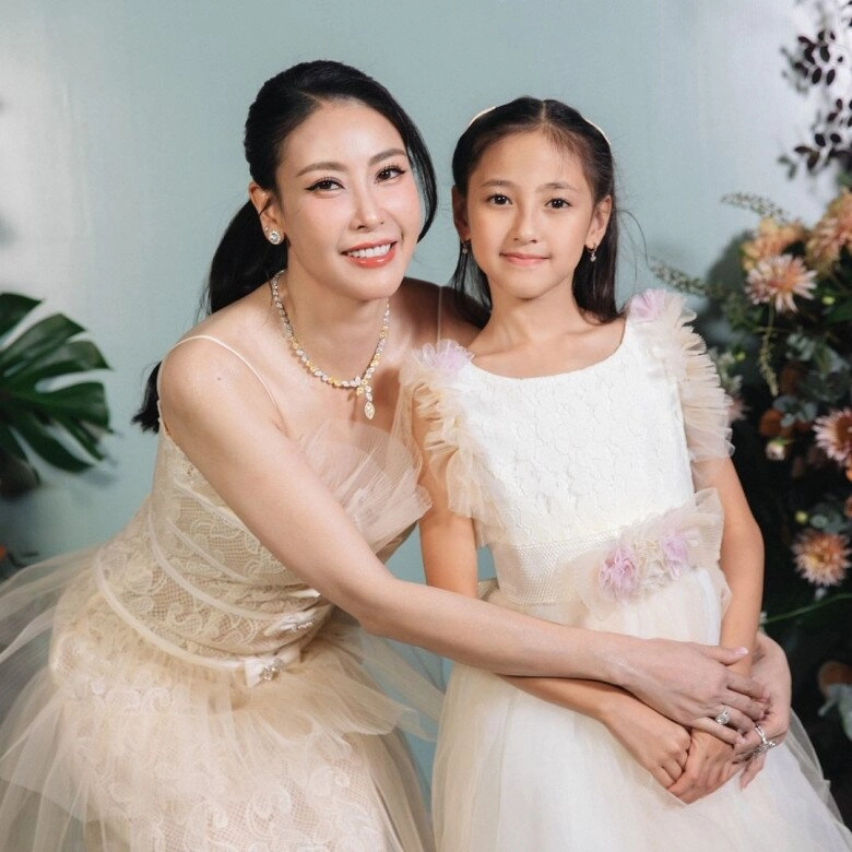 Con gái hà kiều anh được mẹ và anh trai hộ tống đi mua sắm tiểu thư cành vàng xinh đẹp giống mẹ - 5