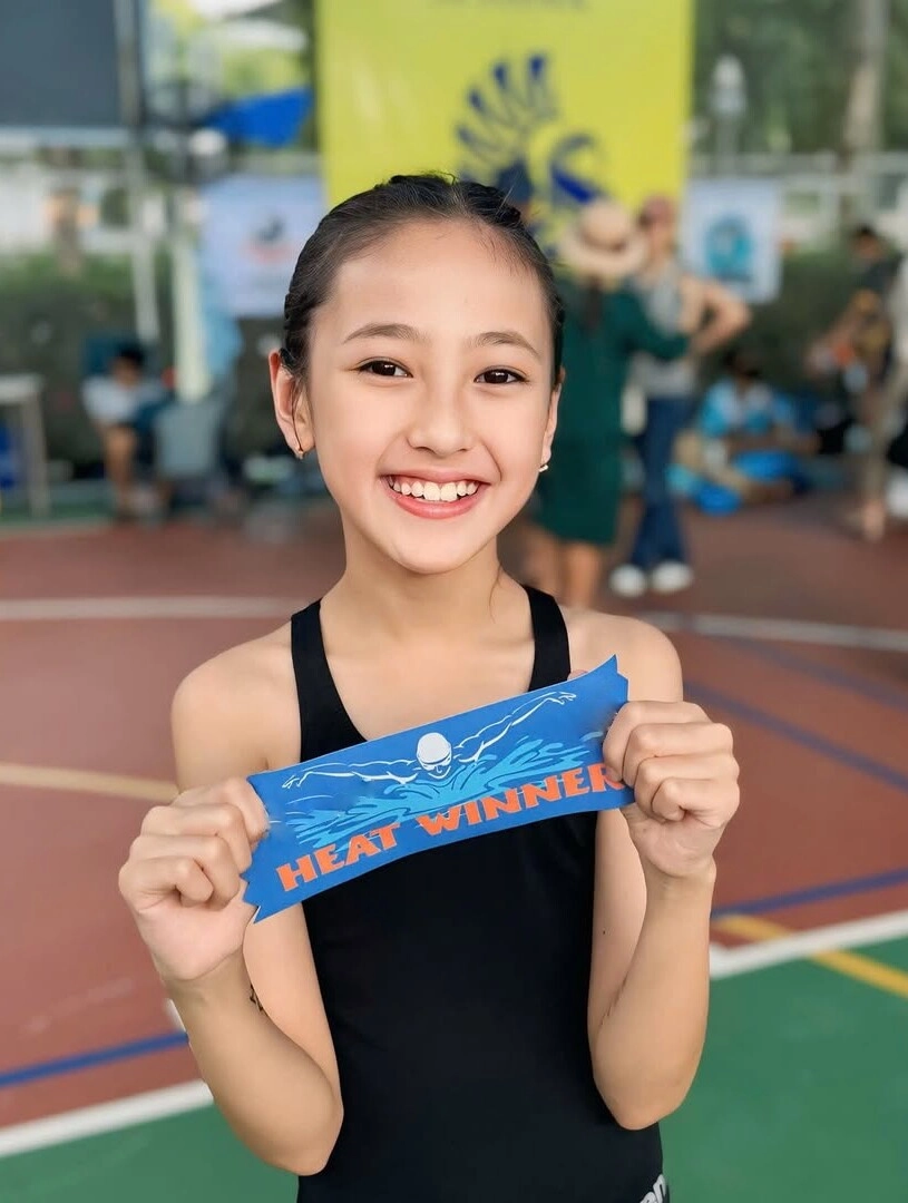 Con gái hà kiều anh giành huy chương khiến mẹ tự hào được khuyên thi hoa hậu nay 10 tuổi trang điểm cực xinh - 4