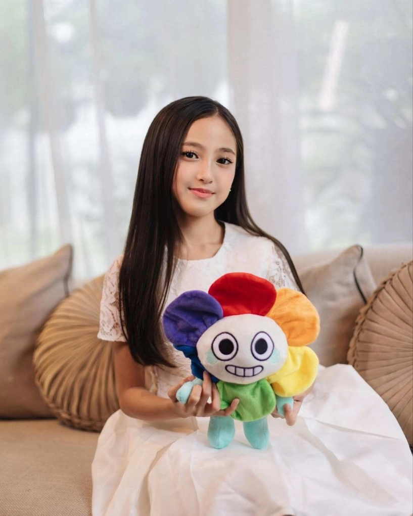 Con gái hà kiều anh giành huy chương khiến mẹ tự hào được khuyên thi hoa hậu nay 10 tuổi trang điểm cực xinh - 6
