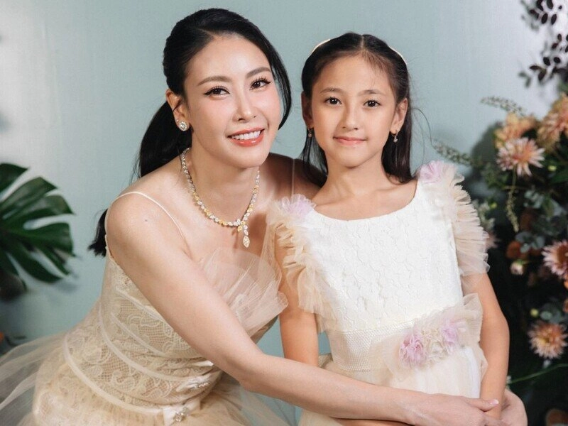 Con gái hà kiều anh giành huy chương khiến mẹ tự hào được khuyên thi hoa hậu nay 10 tuổi trang điểm cực xinh - 8
