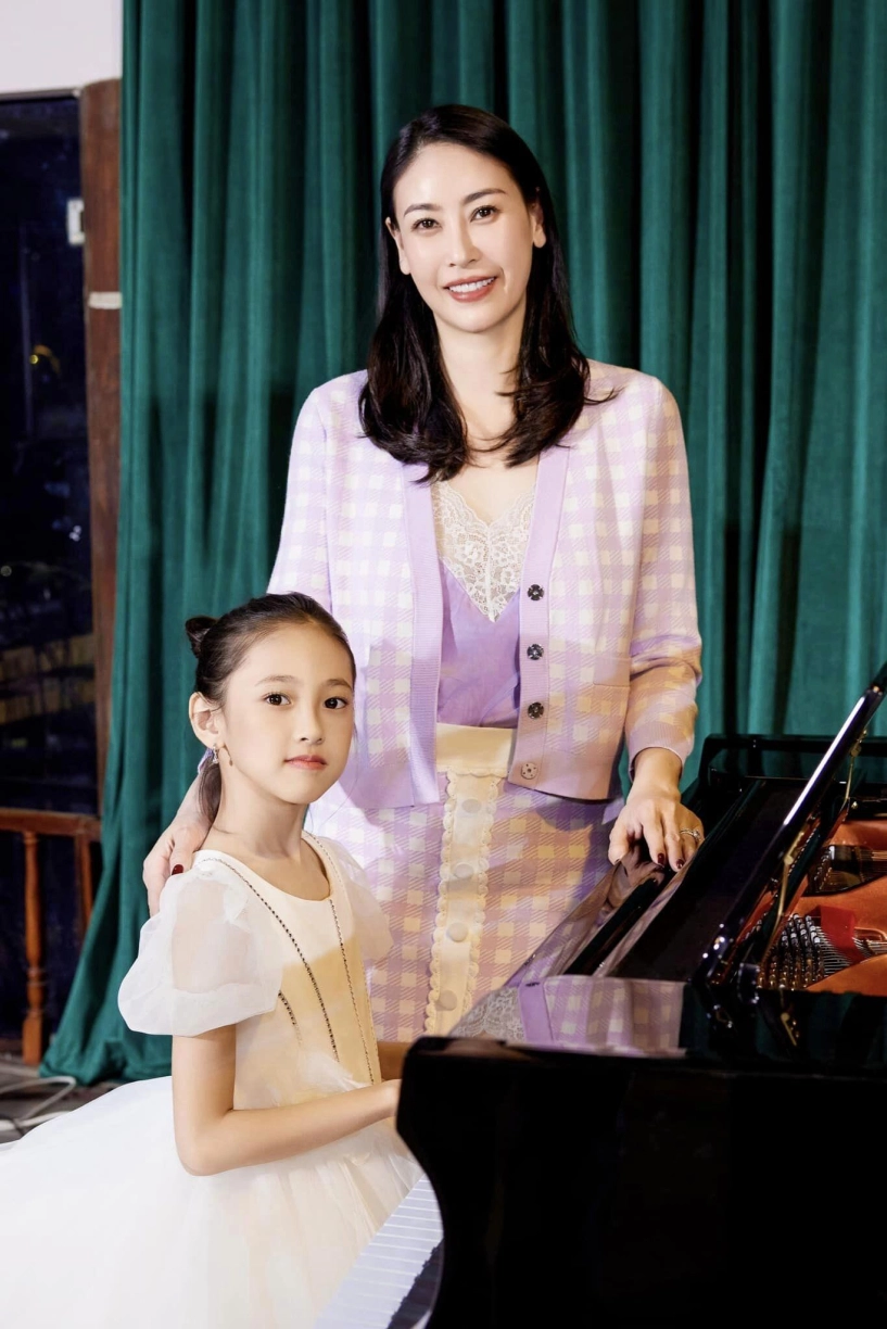 Con gái hà kiều anh giành huy chương khiến mẹ tự hào được khuyên thi hoa hậu nay 10 tuổi trang điểm cực xinh - 9
