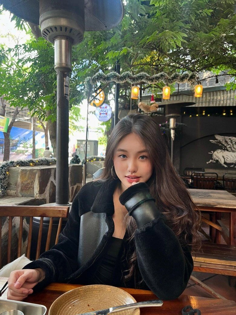 Con gái hoa khôi bóng chuyền kim huệ lấy hết nét đẹp của mẹ 13 tuổi cao gần 1m70 bắp tay rắn chắc mặt đẹp như hoa hậu - 4
