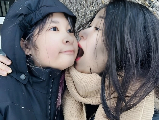 Con gái huy khánh tiết kiệm vì mẹ không kiếm được nhiều tiền khi sang phần lan nay trổ dáng gương mặt y hệt bố - 1