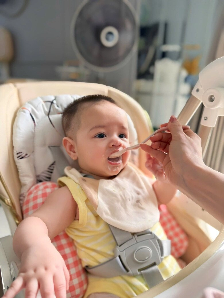 Con gái lai ngoại quốc nhà nhật kim anh có đôi mắt đẹp như ngọc video tập ăn dặm đốn tim người xem - 5