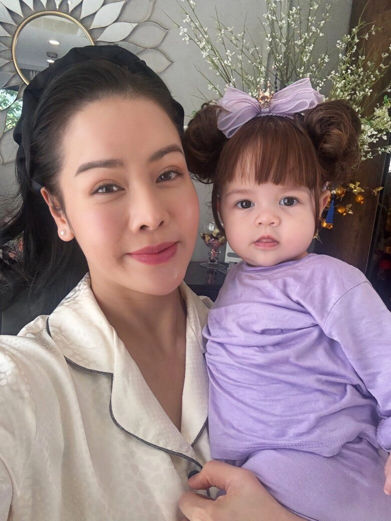 Con gái lai ngoại quốc nhà nhật kim anh có đôi mắt đẹp như ngọc video tập ăn dặm đốn tim người xem - 6