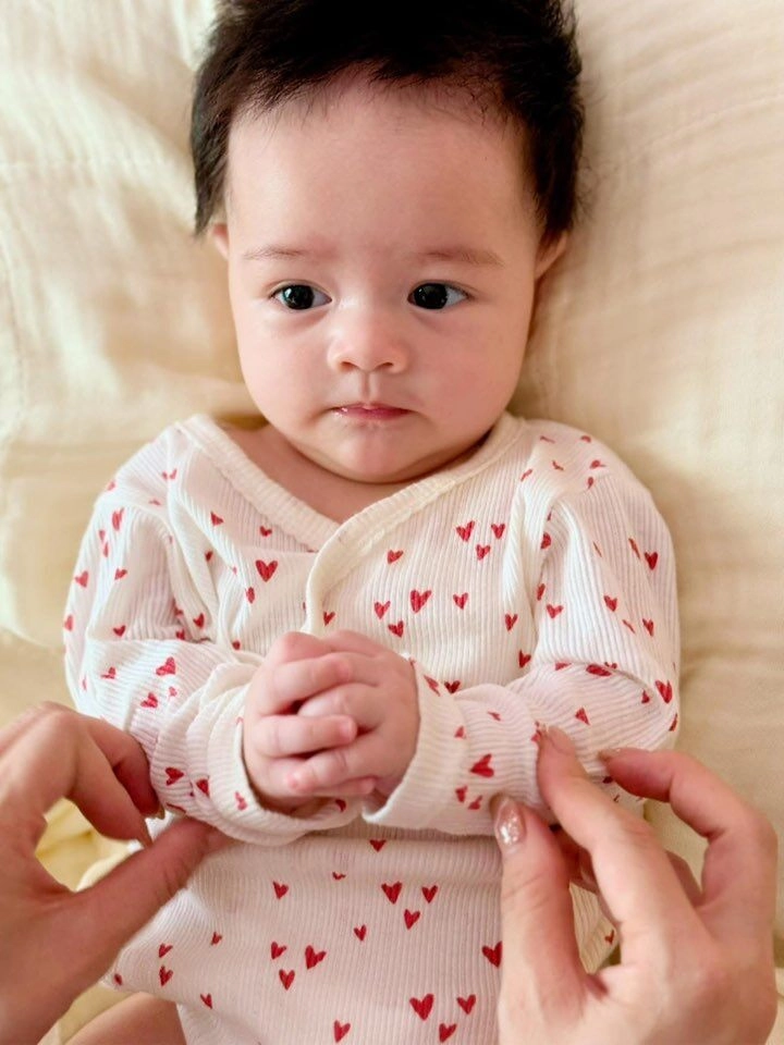 Con gái lai ngoại quốc nhà nhật kim anh có đôi mắt đẹp như ngọc video tập ăn dặm đốn tim người xem - 7