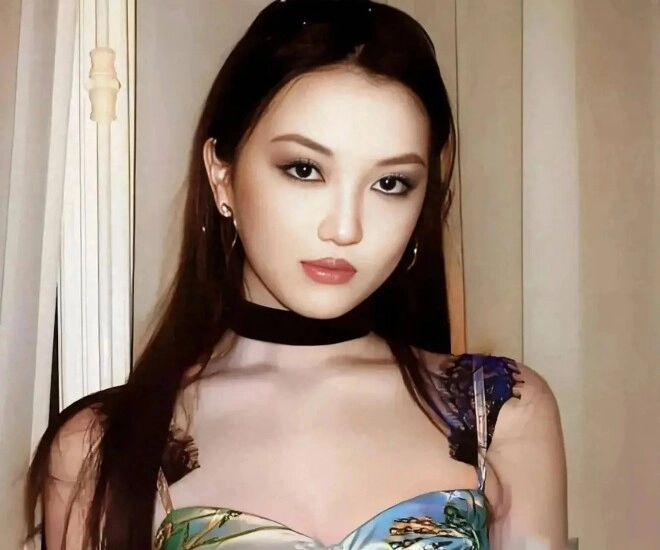 Con gái lý á bằng hoà thuận với vợ mới của bố 18 tuổi xinh như hoa nhưng lại bắt đầu hư - 1