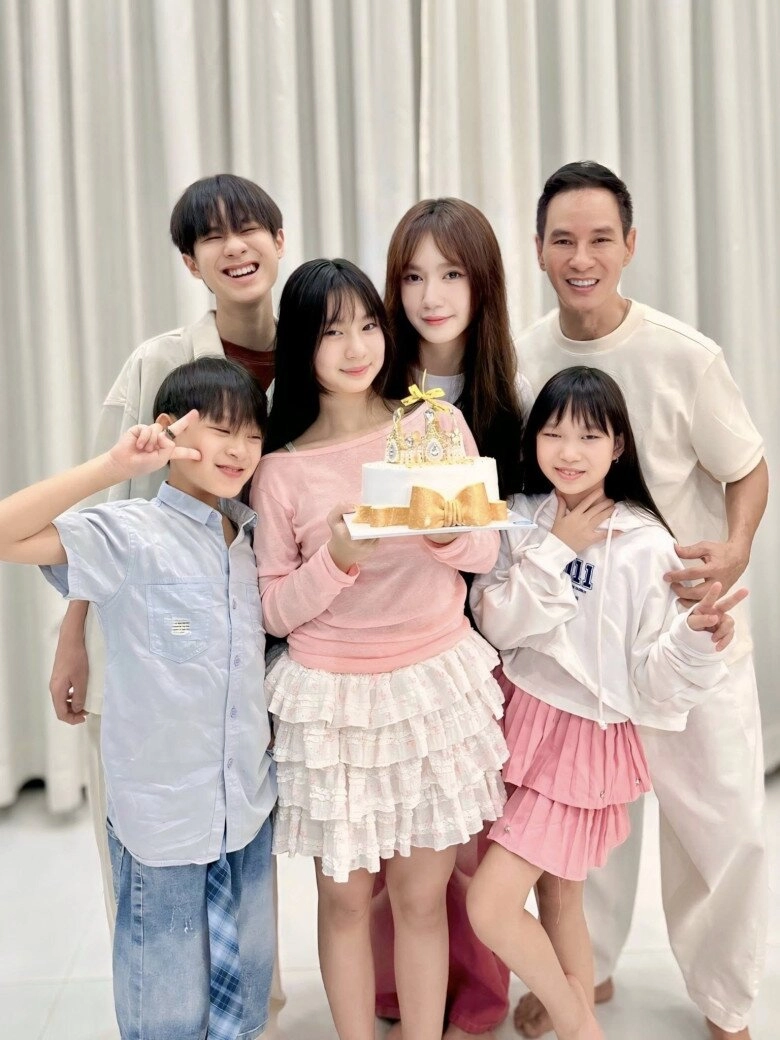 Con gái lý hải được ví như phiên bản mini của mẹ minh hà đọ sắc với bà ngoại u70 trẻ đẹp sành điệu - 3