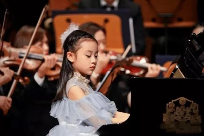 Con gái lý tiểu lộ 13 tuổi dính tin thẩm mỹ vì quá xinh đẹp đáp trả khi bị nói học không ra gì - 11