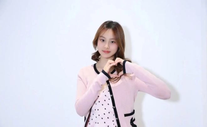 Con gái lý tiểu lộ 13 tuổi dính tin thẩm mỹ vì quá xinh đẹp đáp trả khi bị nói học không ra gì - 13