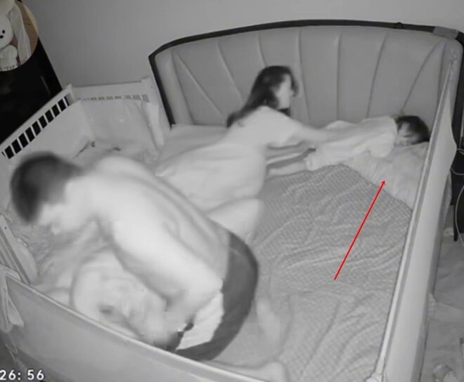 Con gái mất tích giữa đêm khiến bố mẹ hoảng hốt đi tìm camera giám sát ghi lại vị trí bé khiến ai cũng sợ - 5