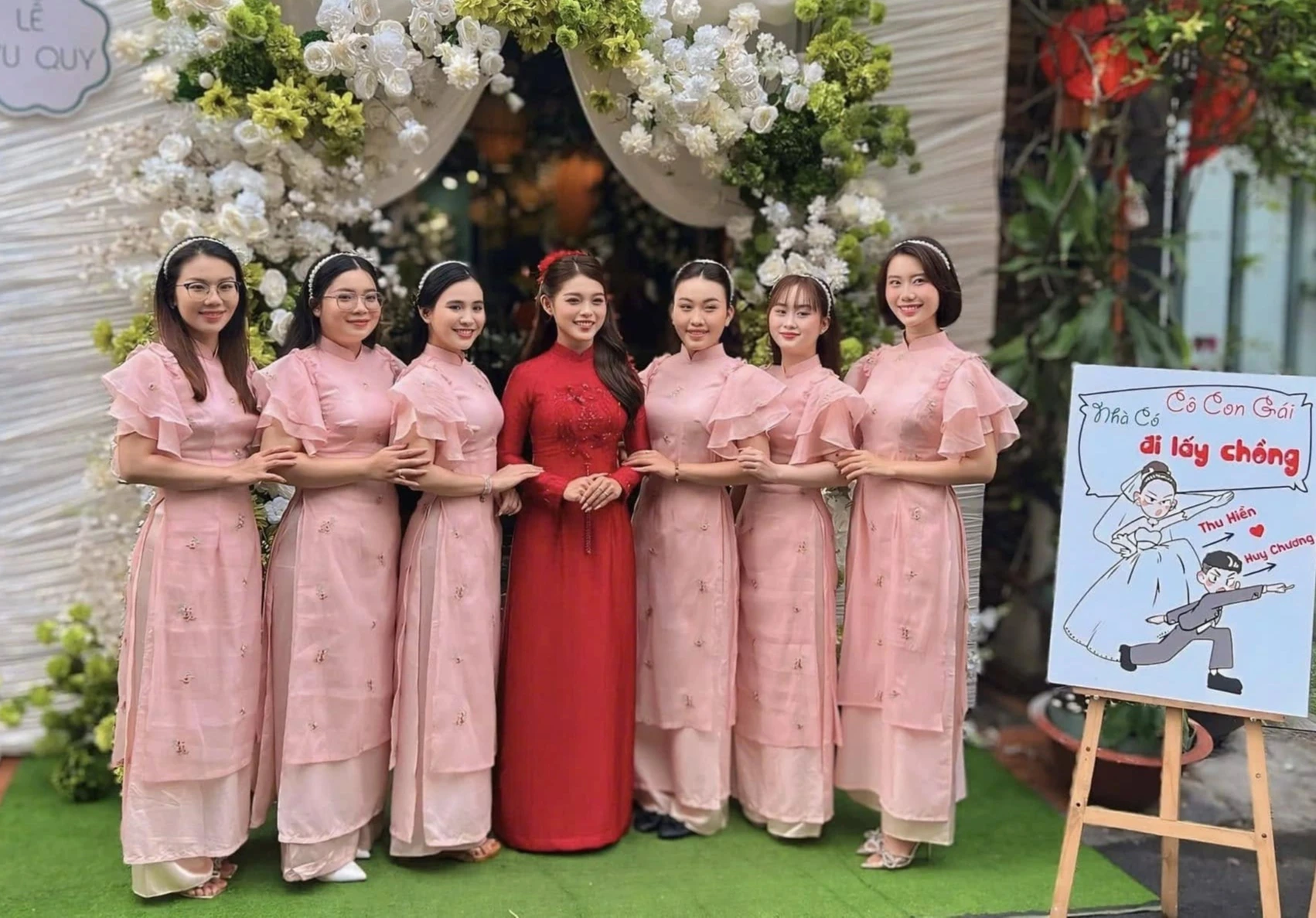 Con gái phi nhung - mạnh quỳnh làm đám cưới nghẹn ngào ôm di ảnh của mẹ nuôi trong ngày về nhà chồng - 2