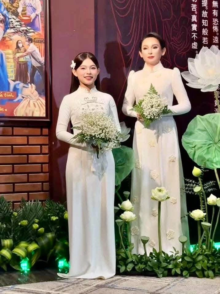 Con gái phi nhung - mạnh quỳnh làm đám cưới nghẹn ngào ôm di ảnh của mẹ nuôi trong ngày về nhà chồng - 5