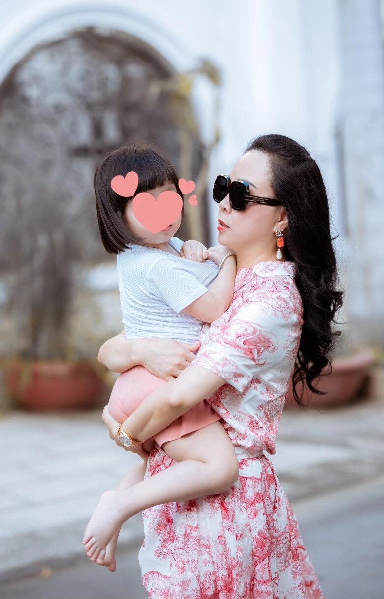 Con gái quách ngọc ngoan được mẹ phượng chanel gọi là gái miền tây lai miền bắc da trắng nõn nà nuôi chuẩn cành vàng - 4