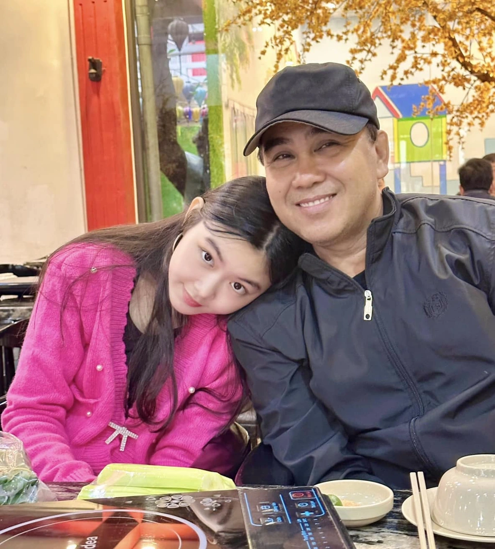 Con gái quyền linh ngại ngùng khi mặc áo trễ vai nhảy trước mặt mẹ đợi chờ hoàng tử của mình suốt 19 năm nhưng chưa thấy - 7