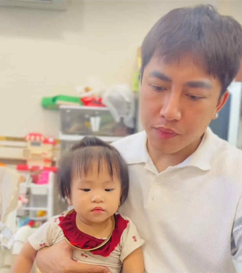 Con gái thanh trúc cứ gặp bố là quên cả mẹ châu khải phong đòi danh phận sau thời gian bị vợ giấu kín - 2