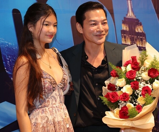 Con gái trương ngọc ánh được ví như minh tinh thảm đỏ ăn diện gợi cảm ở tuổi 17 khi đi sự kiện cùng bố - 1