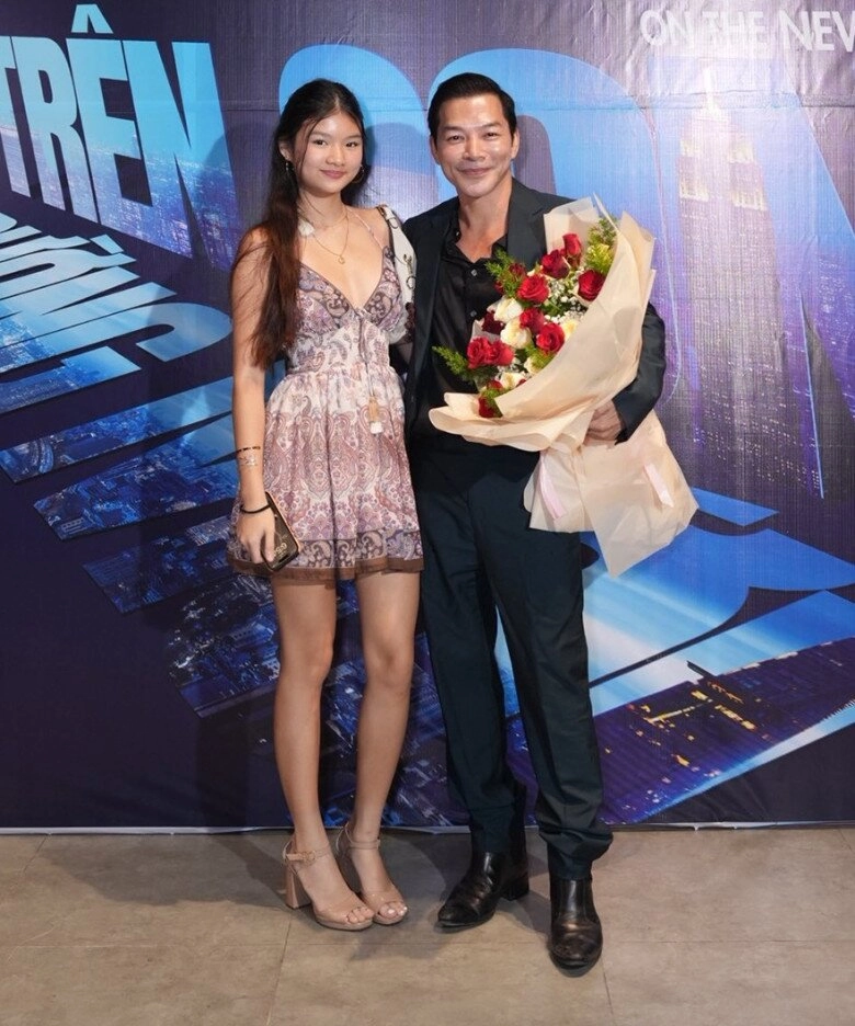 Con gái trương ngọc ánh được ví như minh tinh thảm đỏ ăn diện gợi cảm ở tuổi 17 khi đi sự kiện cùng bố - 2