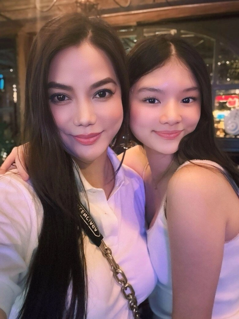 Con gái trương ngọc ánh được ví như minh tinh thảm đỏ ăn diện gợi cảm ở tuổi 17 khi đi sự kiện cùng bố - 3