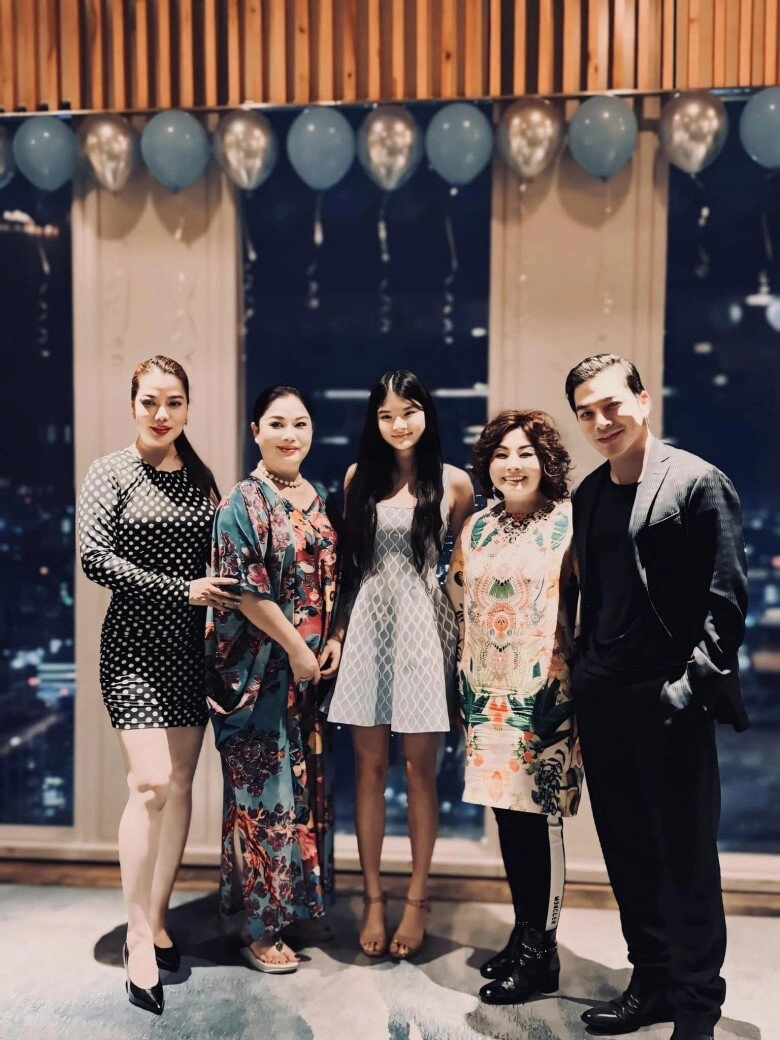 Con gái trương ngọc ánh được ví như minh tinh thảm đỏ ăn diện gợi cảm ở tuổi 17 khi đi sự kiện cùng bố - 9