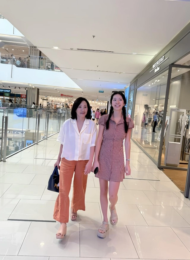 Con gái út nhà hồng đào - quang minh có chiều cao và nhan sắc như hoa hậu - 1