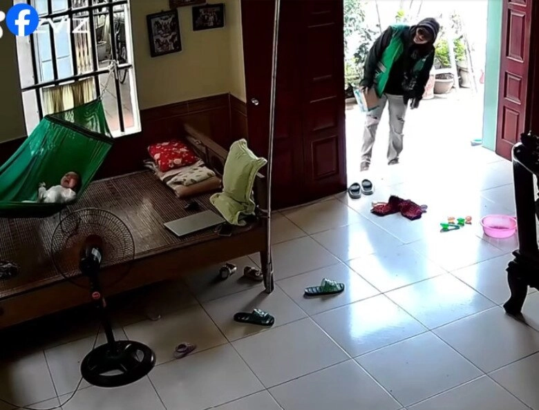 Con nằm một mình trên võng mẹ việt xem camera thì nghẹn ngào khi thấy hành động của shipper - 3