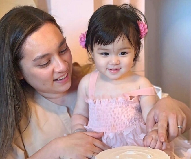 Chồng cũ phi nhung sang nhà con gái thăm cháu ngoại tiểu công chúa đáng yêu là bản sao của người bà quá cố - 4