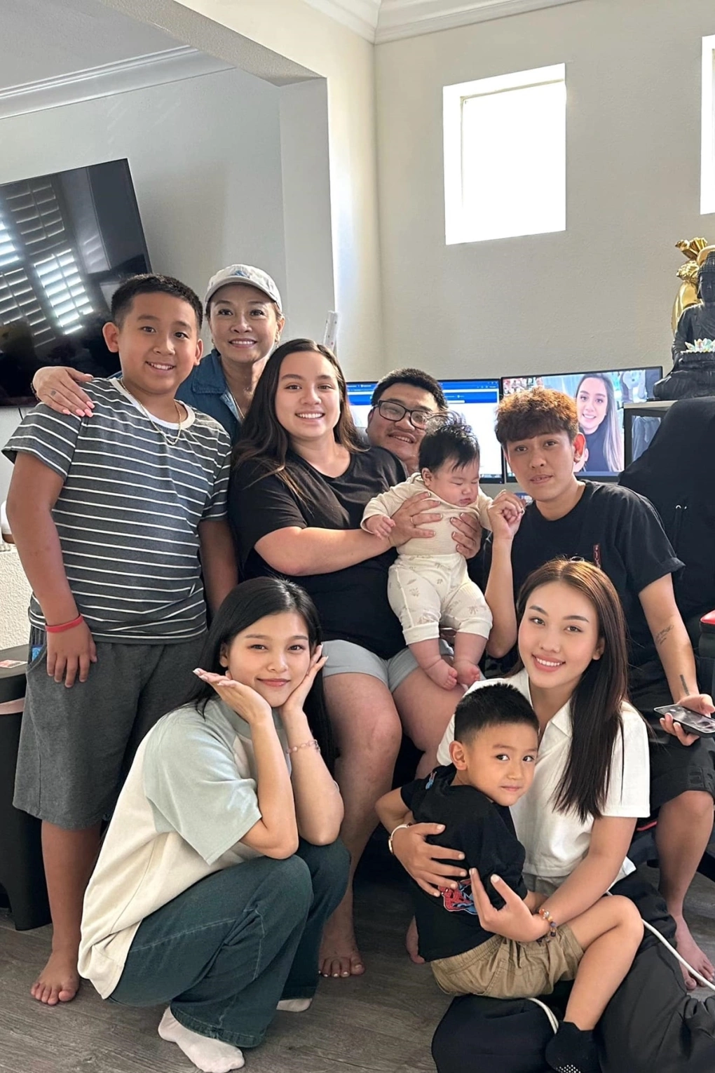 Con ruột cố ca sĩ phi nhung đưa cả nhà về việt nam xúc động hình ảnh các cháu dâng hương cho bà ngoại - 12