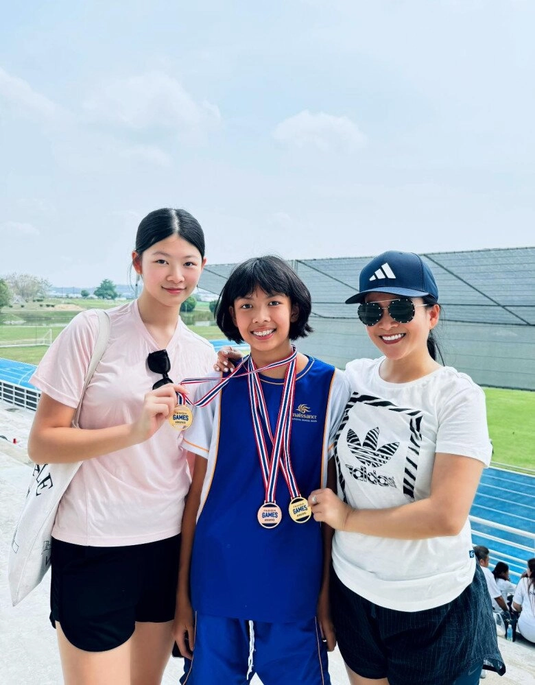 Con sao việt khoe huy chương vàng ái nữ nhà bình minh sang thái lan thi đấu con gái hà kiều anh bơi lội cực siêu - 2