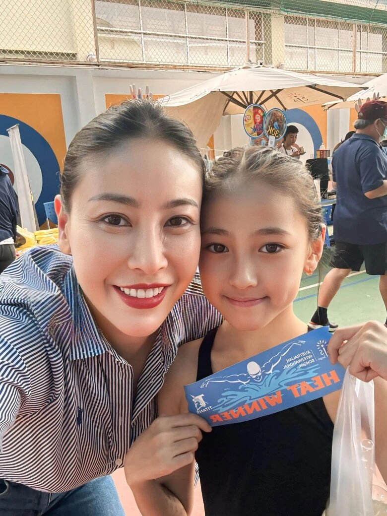Con sao việt khoe huy chương vàng ái nữ nhà bình minh sang thái lan thi đấu con gái hà kiều anh bơi lội cực siêu - 8