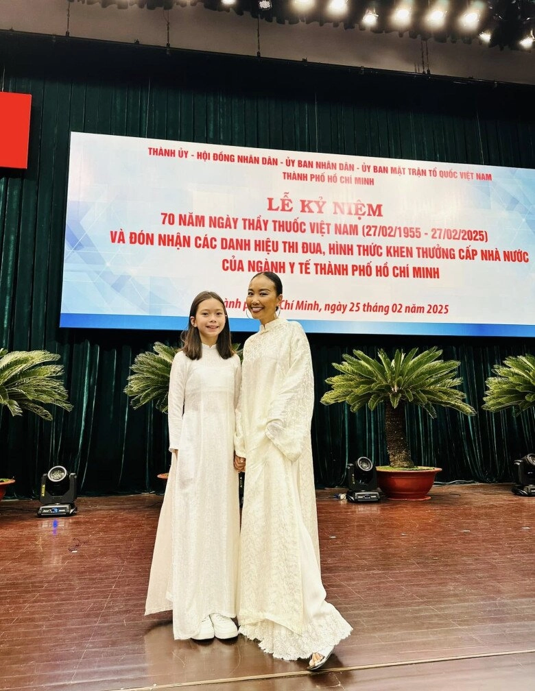 Con sao việt khoe huy chương vàng ái nữ nhà bình minh sang thái lan thi đấu con gái hà kiều anh bơi lội cực siêu - 14