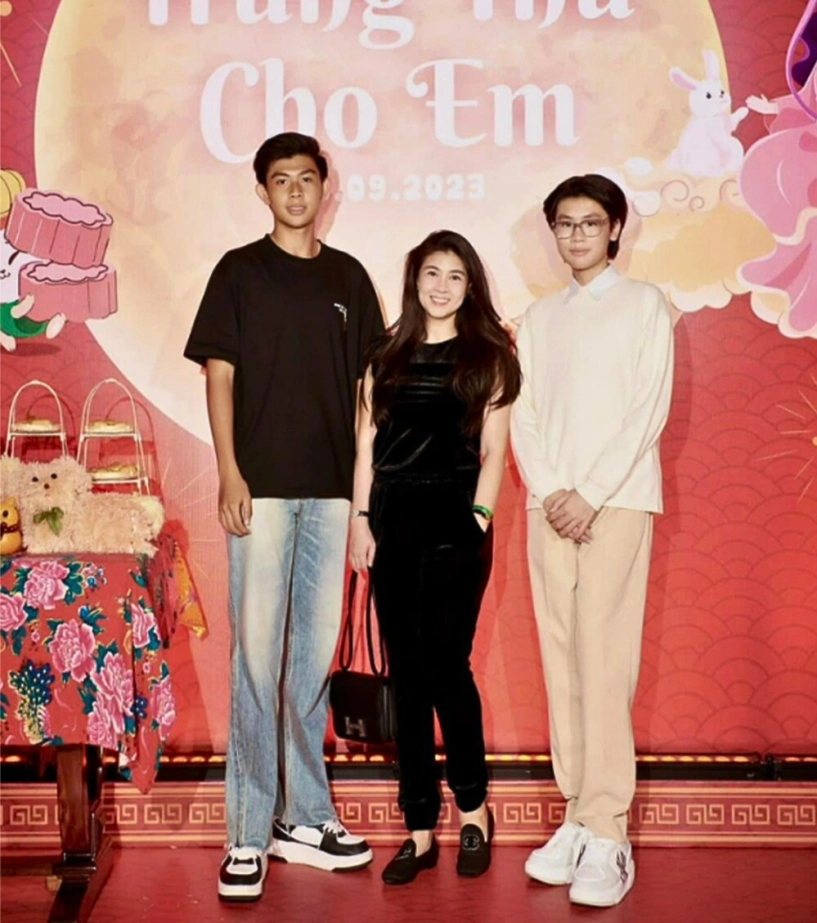 Con sao việt tặng mẹ đồ hiệu dịp sinh nhật 2 quý tử cao trên 1m9 của kim thư chi mạnh tay lọ lem chọn quà đắt - 3