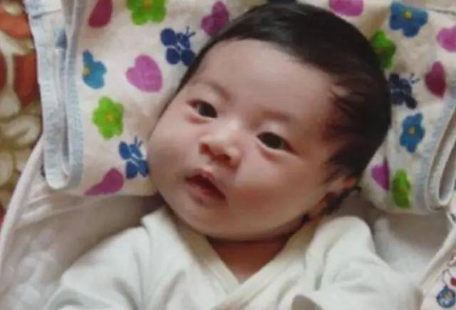 Con sơ sinh chào đời làn da lúc đen xì lúc tím tái bố mẹ sợ hãi không dám bế và cái kết sau 1 tháng - 3